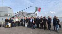 1100793716_20241207 164902, Al pié de la escalerilla del Buque, Asistentes de varias Delegaciones de Veteranos.jpg